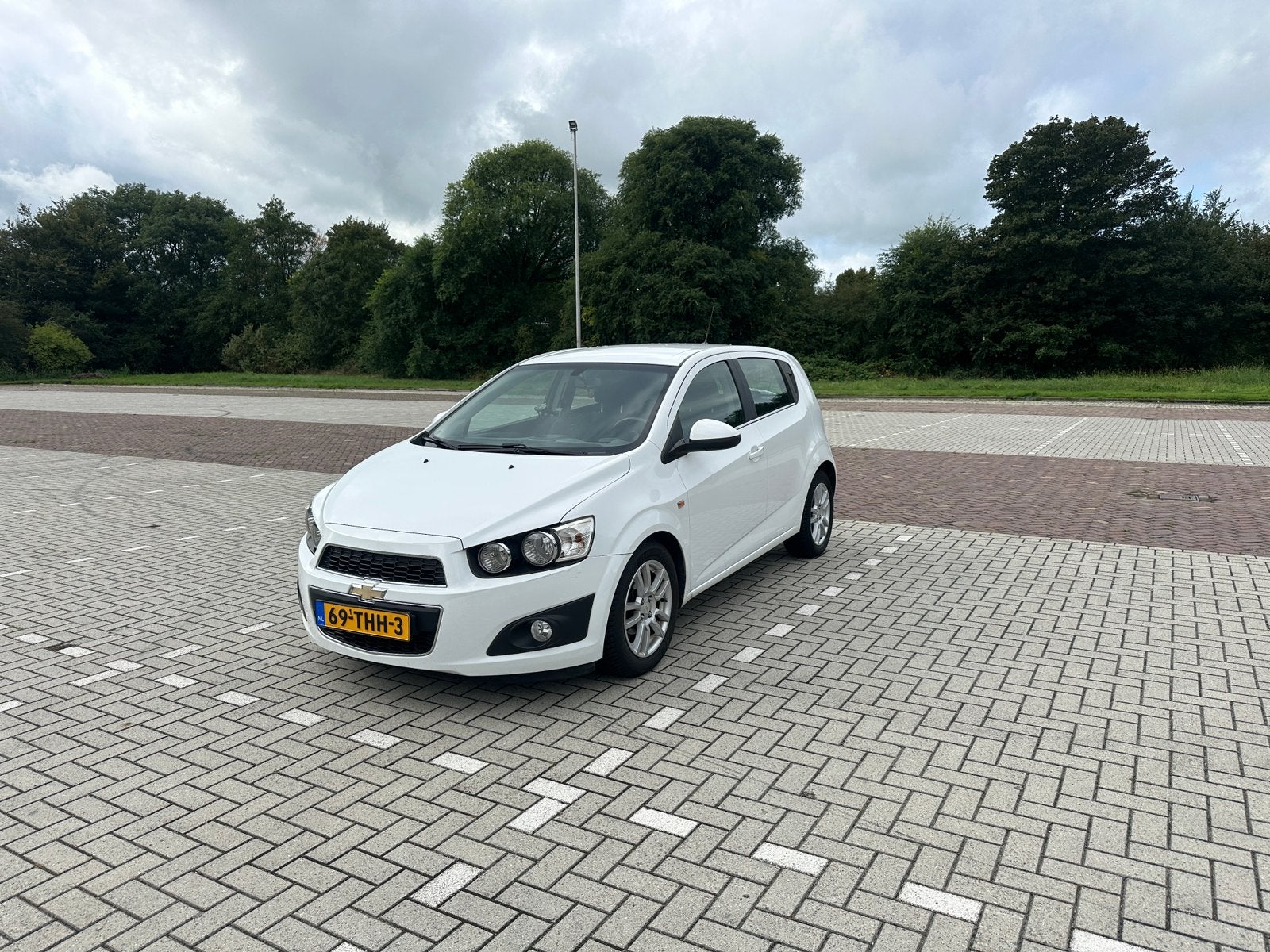 TE KOOP goed onderhouden Chevrolet Aveo 1.4 5D 2012 Wit, Auto's, Voorwielaandrijving, 4 cilinders, 100 pk, Origineel Nederlands