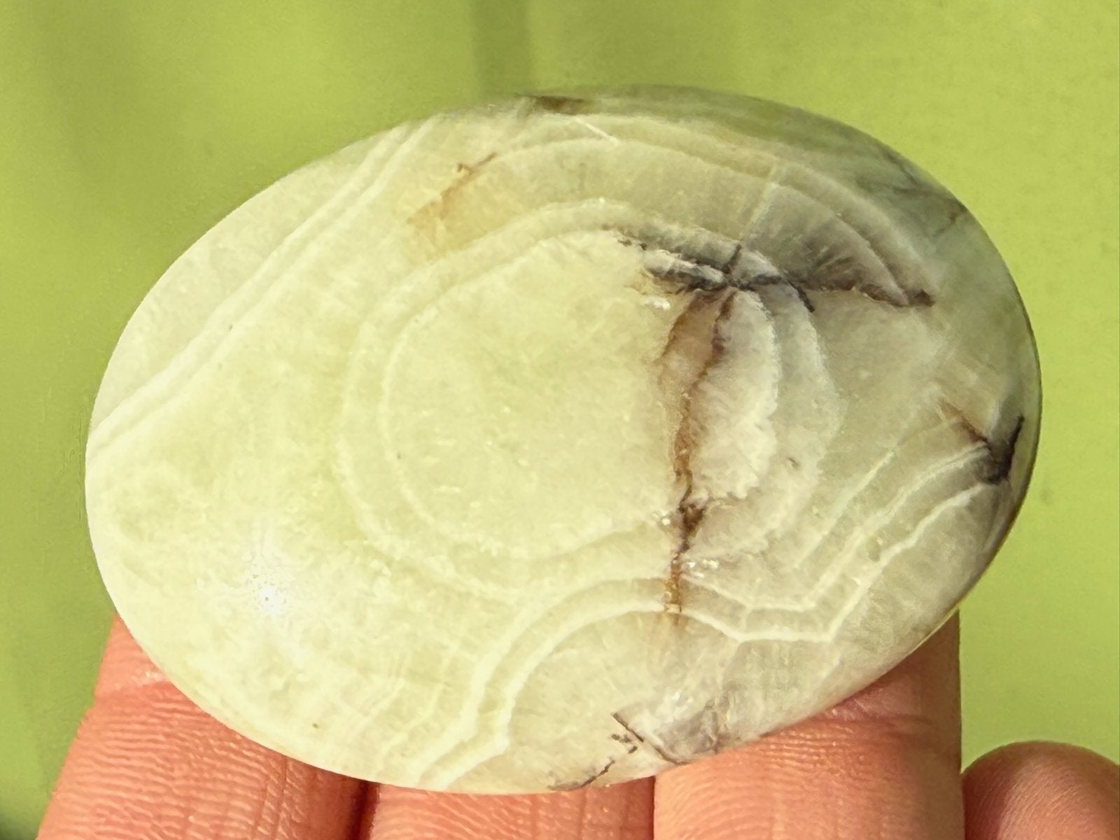 Zeegroene Aragoniet uit Indonesië handsteen mineralen, Ophalen of Verzenden, Mineraal