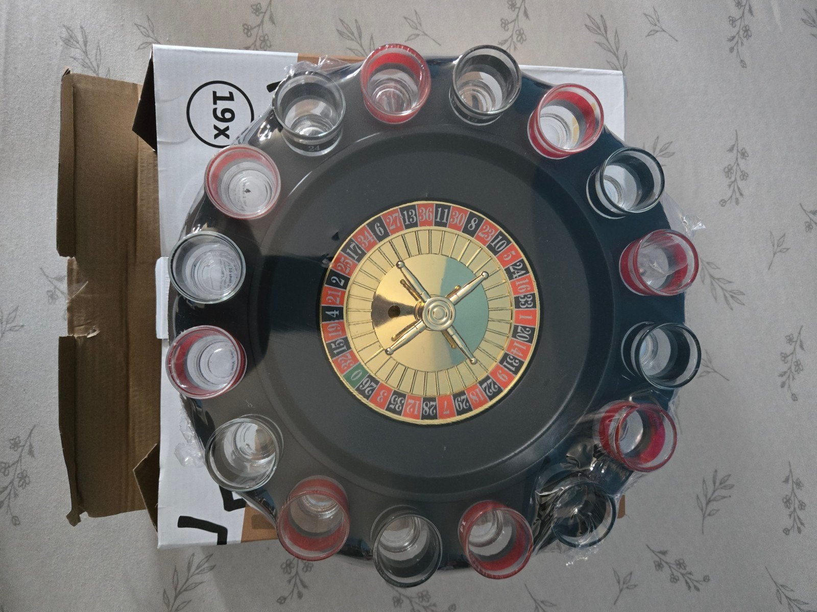 Xenos Drankspel Roulette met 16 shotglaasjes, Hobby en Vrije tijd, Gezelschapsspellen | Bordspellen, Vijf spelers of meer, Ophalen of Verzenden