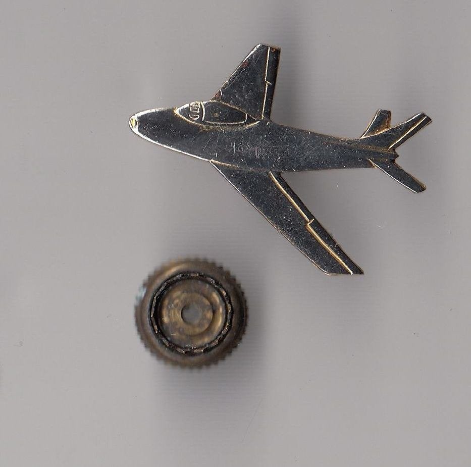 De North American F-86 Sabre Schroef speldje, Verzamelen, Luchtvaart en Vliegtuigspotten, Niet vindbaar, Niet vindbaar, Zo goed als nieuw