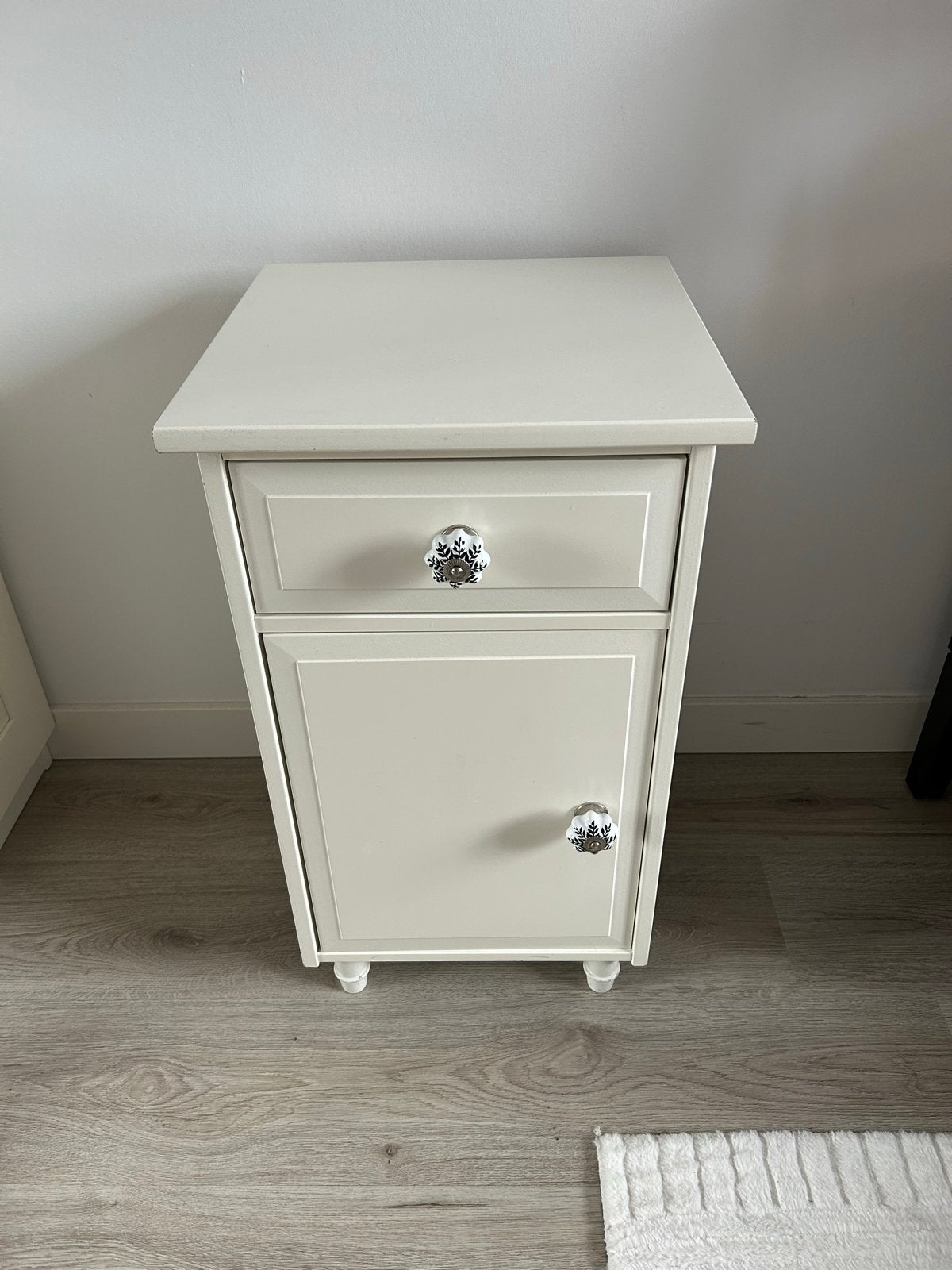 Enkele witte nachtkast met lade en deur, Ophalen, Gebruikt, Minder dan 45 cm, 55 tot 70 cm