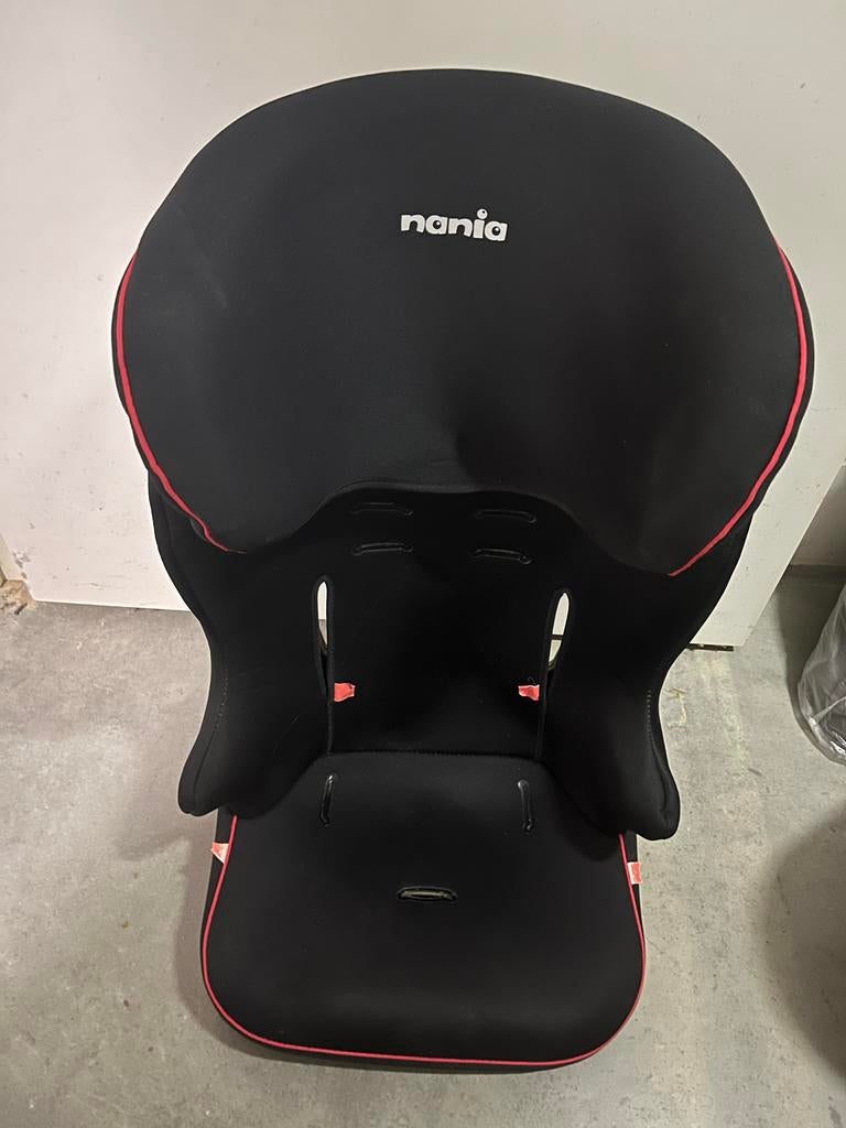 Nania autostoel - Zwart met rode accenten, Kinderen en Baby's, Autogordel, 15 t/m 36 kg, Verstelbare rugleuning, Zo goed als nieuw