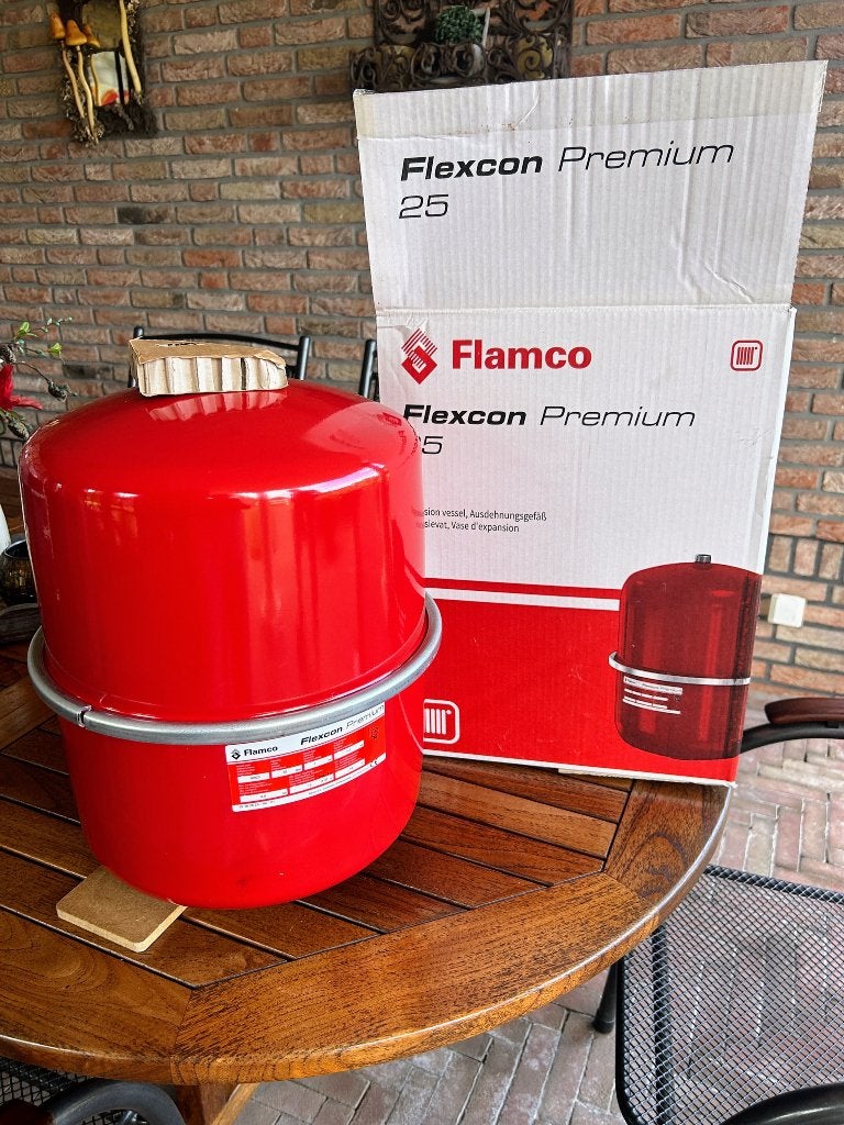 Te koop:  Expansievat rood 25liter nieuw voor   € 40,00, Ophalen, 30 tot 80 cm, Cv-ketel of Combi-ketel, Nieuw