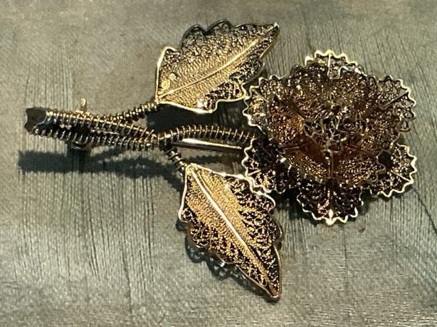 BEWERKTE VERMEIL GOUD INDISCHE BLOEM BROCHE HEEL FRAAI, Verzenden, Zilver, Broche
