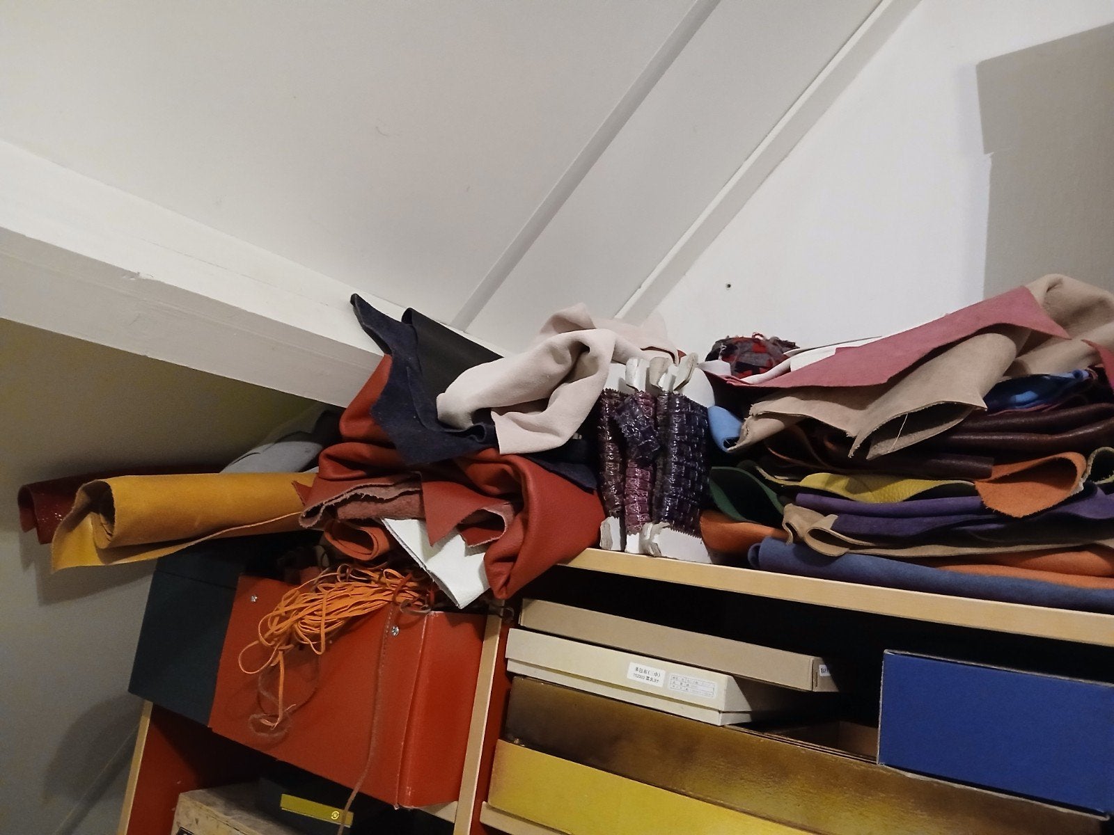 Diverse stukken leer en geitenleer - Groot, klein, dik, dun, Ophalen, Gebruikt, Leer, Meerkleurig