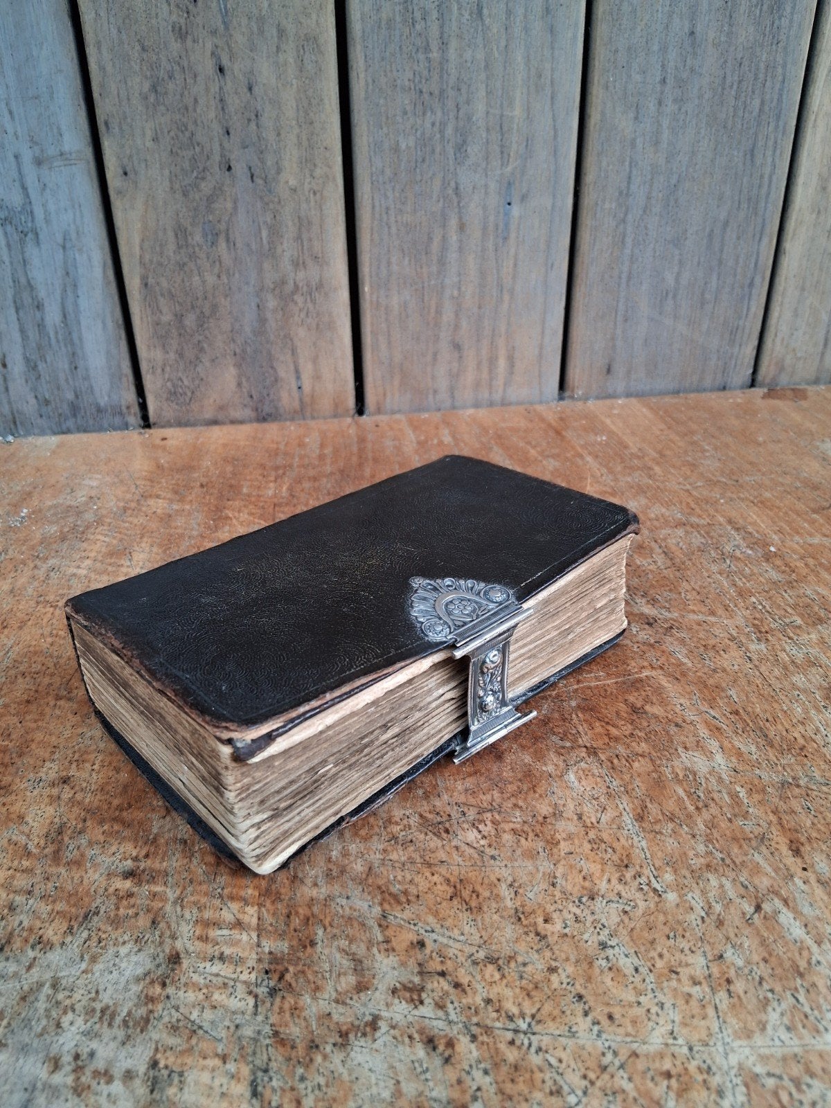 Antieke bijbel met zilveren slot, Antiek en Kunst, Ophalen of Verzenden