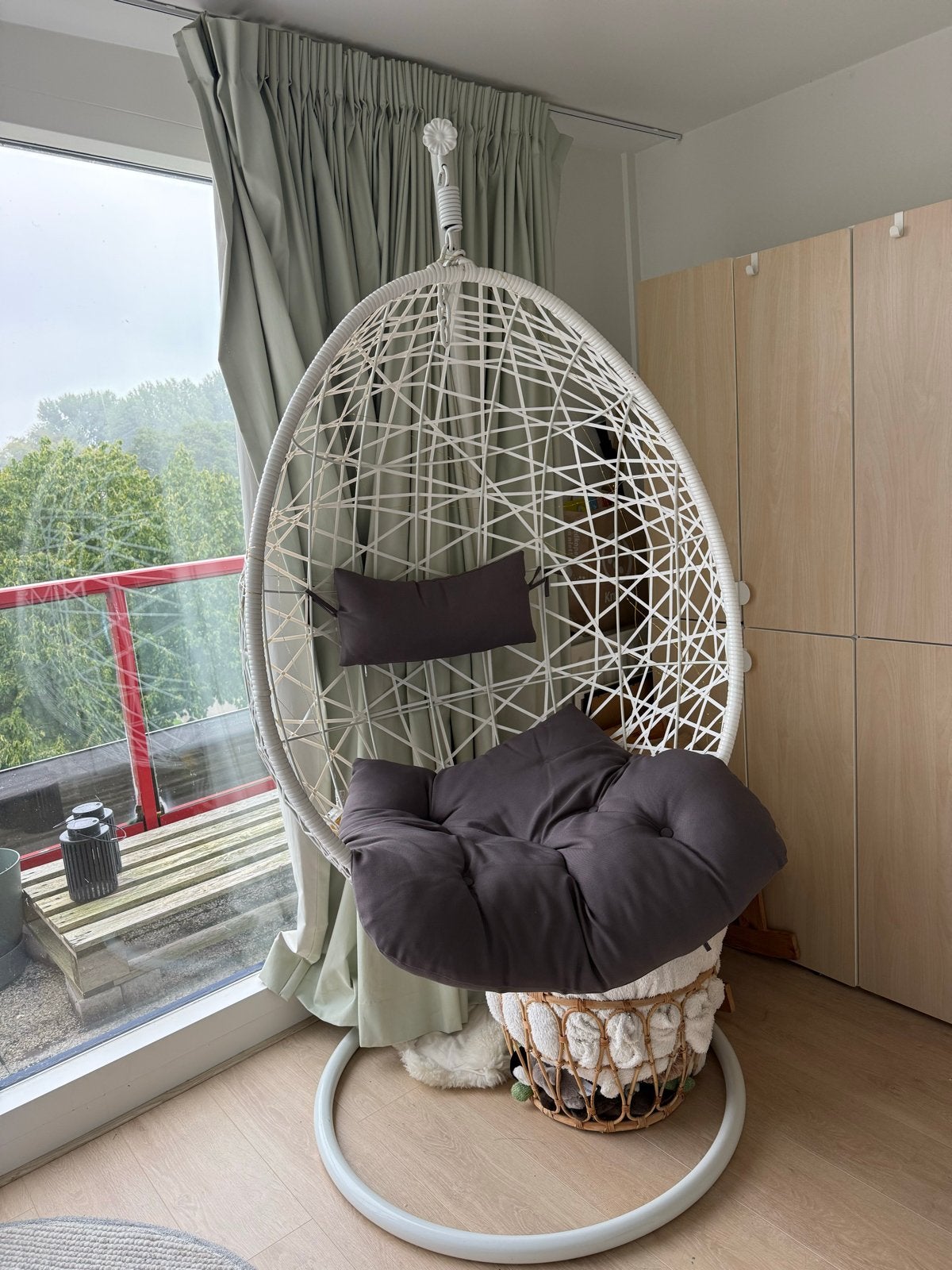 Witte hangstoel met standaard en kussens, Huis en Inrichting, Ophalen, Kunststof, Gebruikt, Wit