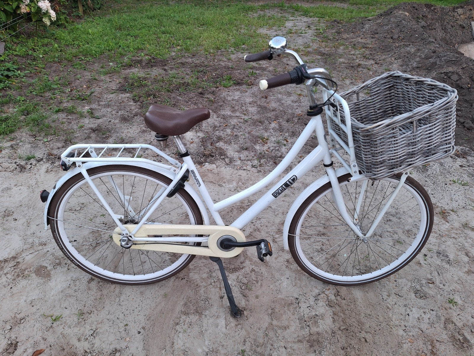 Witte damesfiets met mand, framemaat 50, 28 inch banden, Velgrem, 50 tot 53 cm, Ophalen, Overige merken