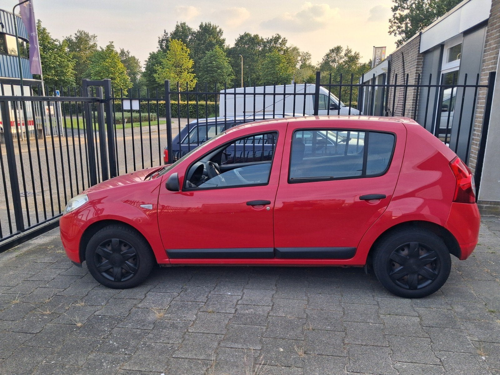 Dacia Sandero 1.2 16V 55KW 2010 Rood., Auto's, Voorwielaandrijving, 74 pk, 31 €/maand, Origineel Nederlands