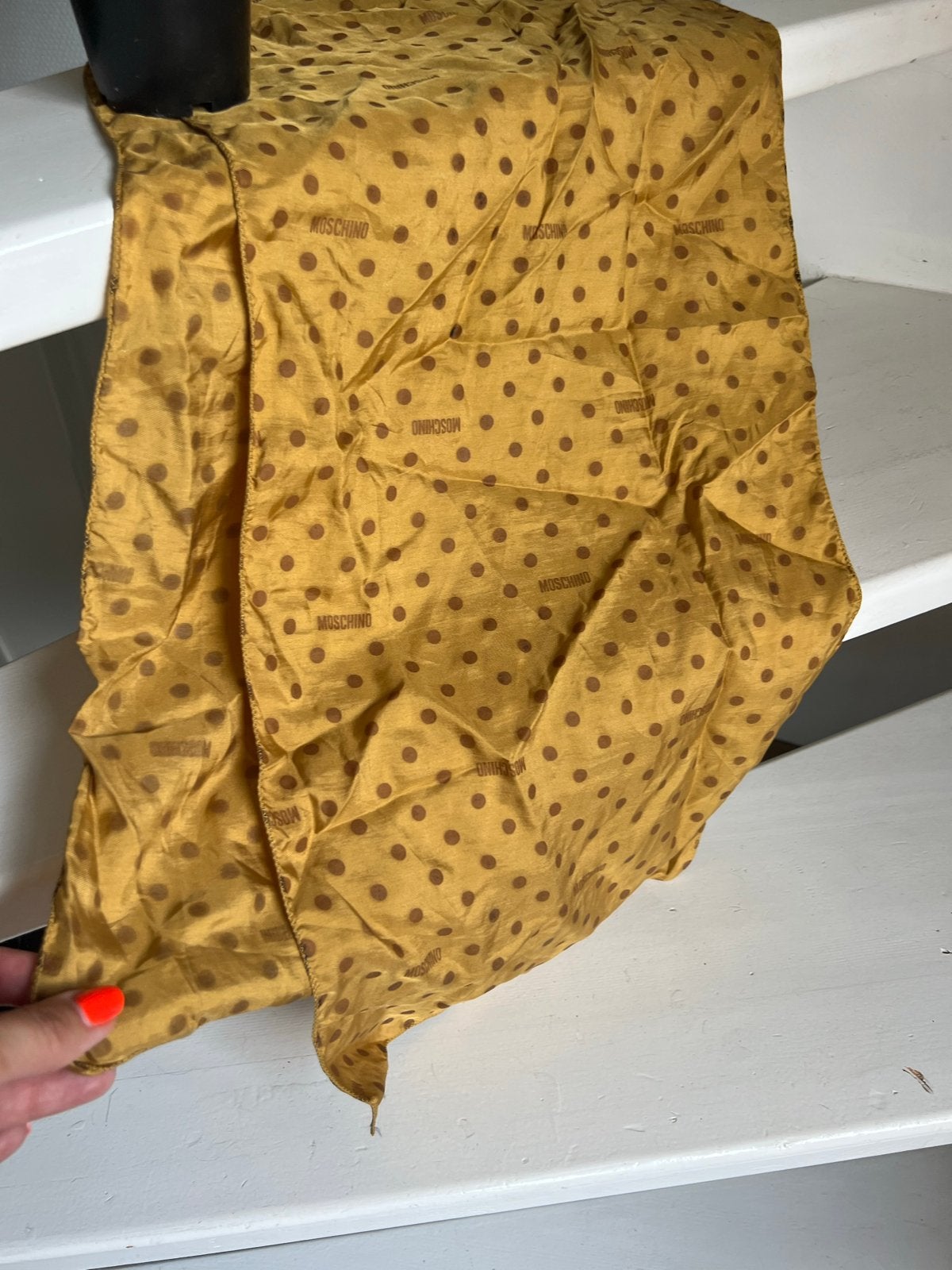 Moschino zijden sjaal met stippen en logo, Ophalen of Verzenden, Gedragen