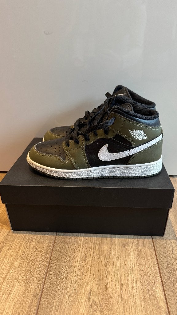 Als nieuw: Nike Air Jordan mid black white olive mt 40, Overige kleuren, Nike, Ophalen of Verzenden, Sneakers of Gympen