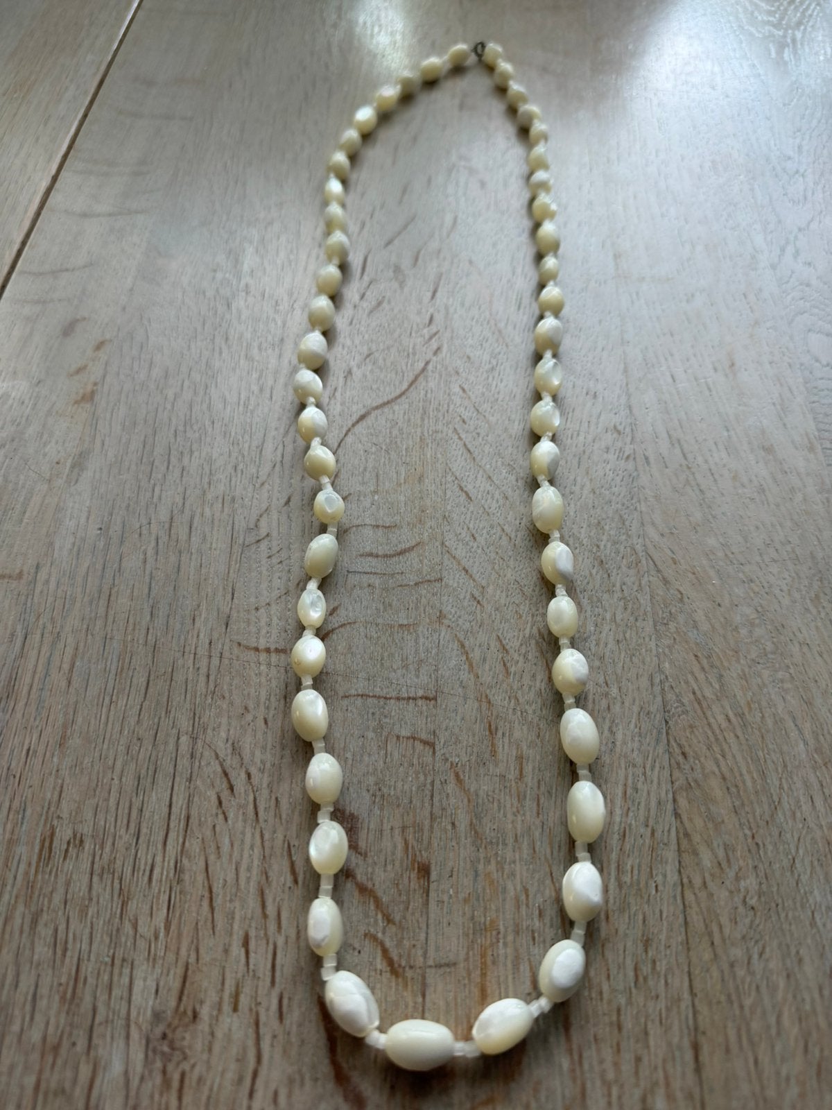 Oude ketting met parelmoer schelp kralen, Ophalen of Verzenden, Zo goed als nieuw, Overige materialen