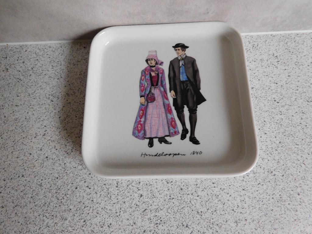 Bord 13 cm. Klederdracht Hindeloopen 1840 Villeroy & Boch, Huis en Inrichting, Ophalen of Verzenden, Zo goed als nieuw, Bord(en)