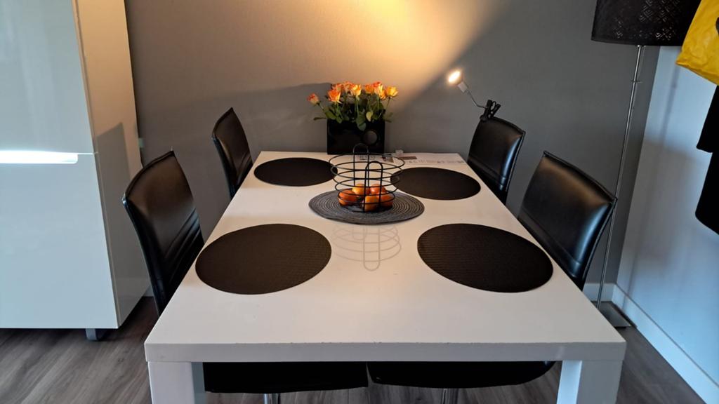 Moderne eettafel met 6 stoelen, Huis en Inrichting, Complete inboedels, Ophalen of Verzenden