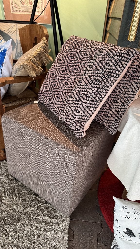 Stoffen poef - Comfortabel en stijlvol, Minder dan 50 cm, Gebruikt, Verzenden, Vierkant