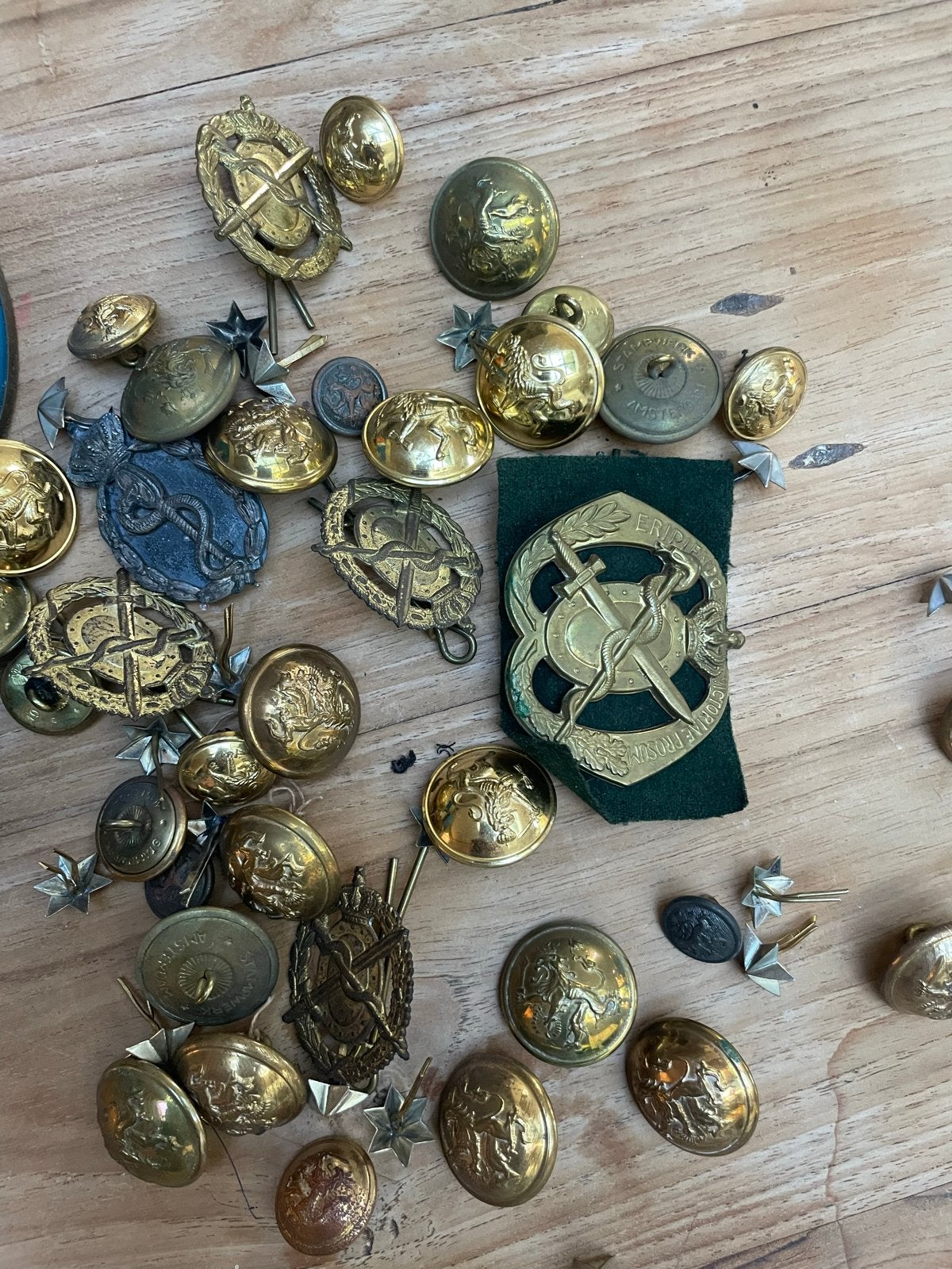 Militaria Collectie: Knoppen, Emblemen, Baret & Rugzak, Verzamelen, Militaria | Algemeen, Ophalen, Landmacht, Nederland, Embleem of Badge