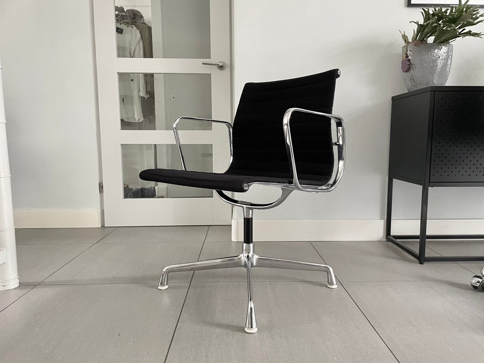 4x Herman Miller Eames ea107 stoelen / bureaustoelen, Ophalen, Zwart, Nvt, Nvt