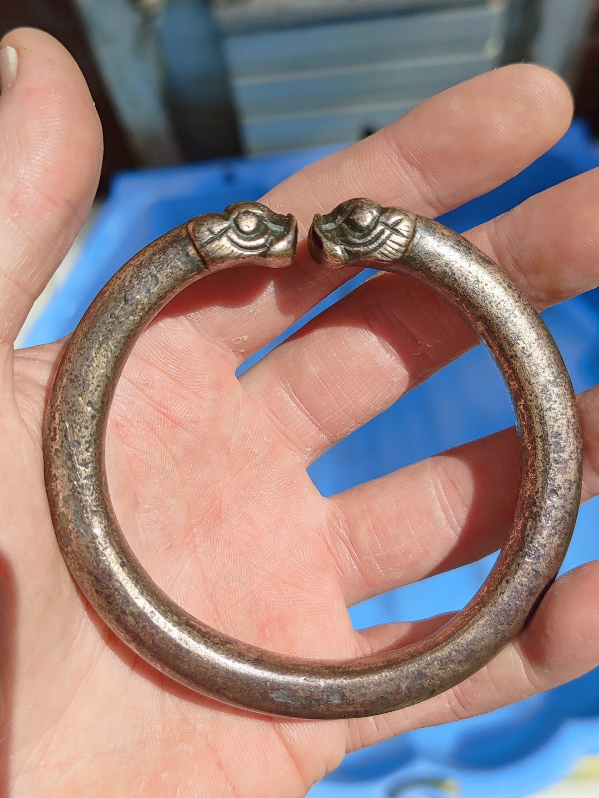 Bodemvondst zilveren Luristan armband met leeuwen koppen, Ophalen of Verzenden, Zilver