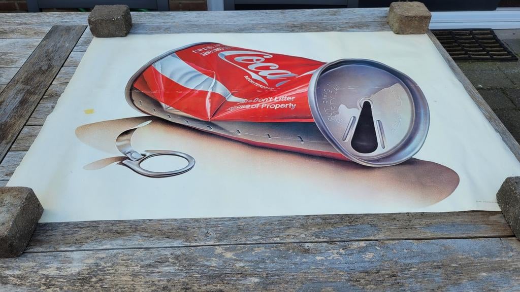 Vintage Coca-Cola poster met blikje uit 1981, Ophalen of Verzenden, Gebruikt, Rechthoekig Liggend, Reclame