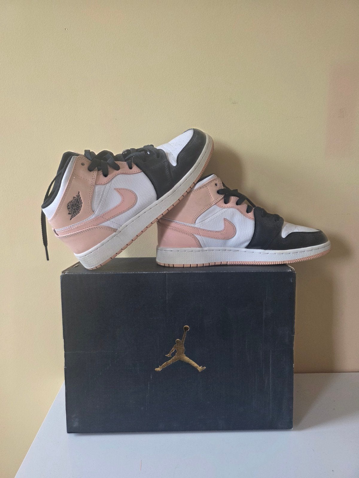 Air Jordan 1 Mid 'Crimson Tint' - Maat 38,5, Nike Air Jordan, Ophalen of Verzenden, Roze, Sneakers of Gympen