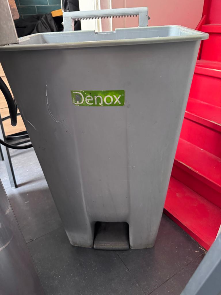 Denox 87L Commerciële Afvalbak met Pedaal en Wielen, Ophalen, Kunststof, Gebruikt, Met pedaal