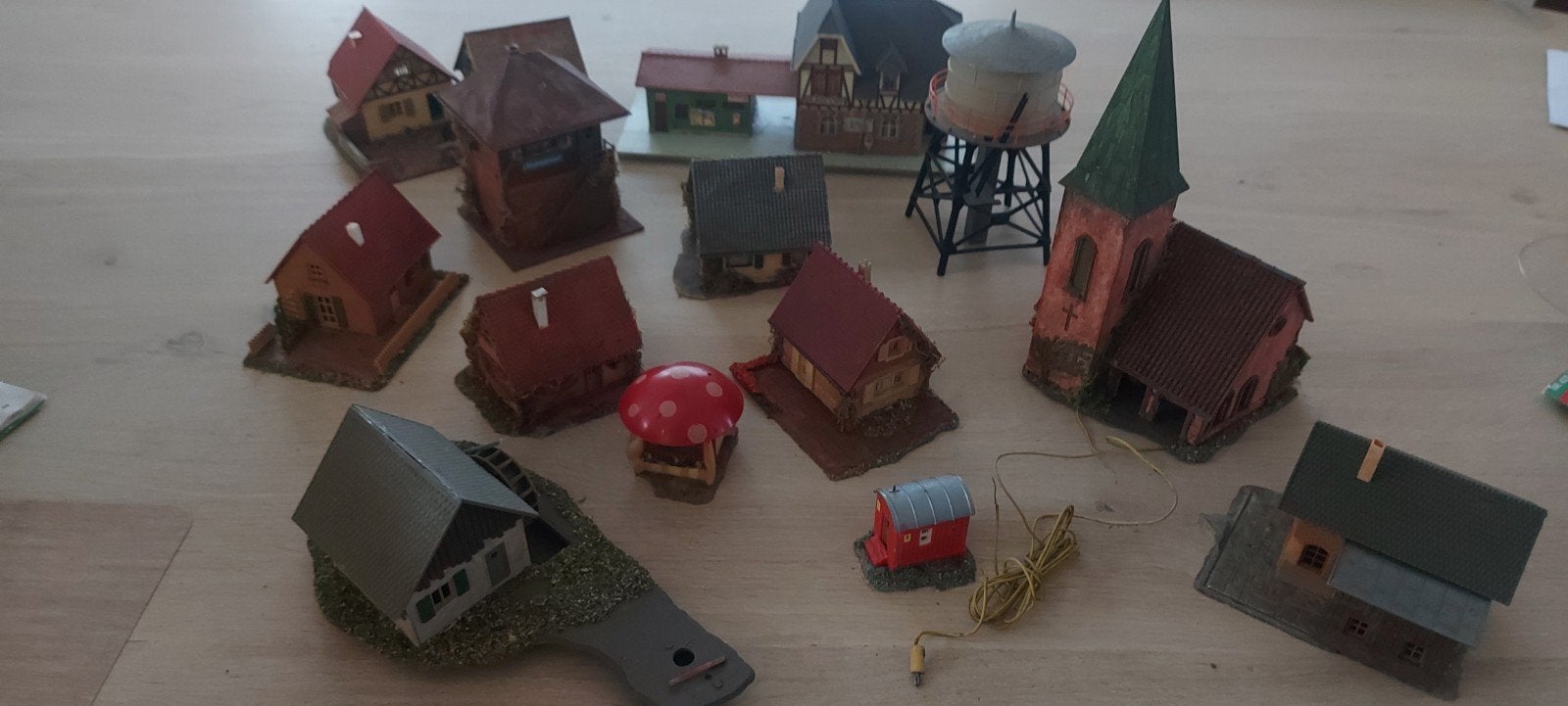 Faller dorp met 7 huisjes, kiosk, watermolen+pompje,kerk+bel, Hobby en Vrije tijd, Ophalen of Verzenden, Gebruikt, Brug, Tunnel of Gebouw
