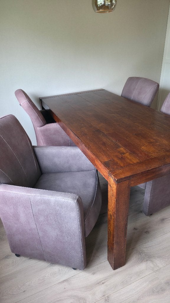 Tafel met 4 stoelen