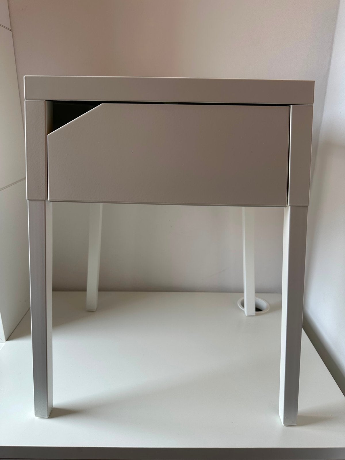 Wit nachtkastje/bijzettafel met lade, Huis en Inrichting, Ophalen, Minder dan 45 cm, 55 tot 70 cm, Zo goed als nieuw