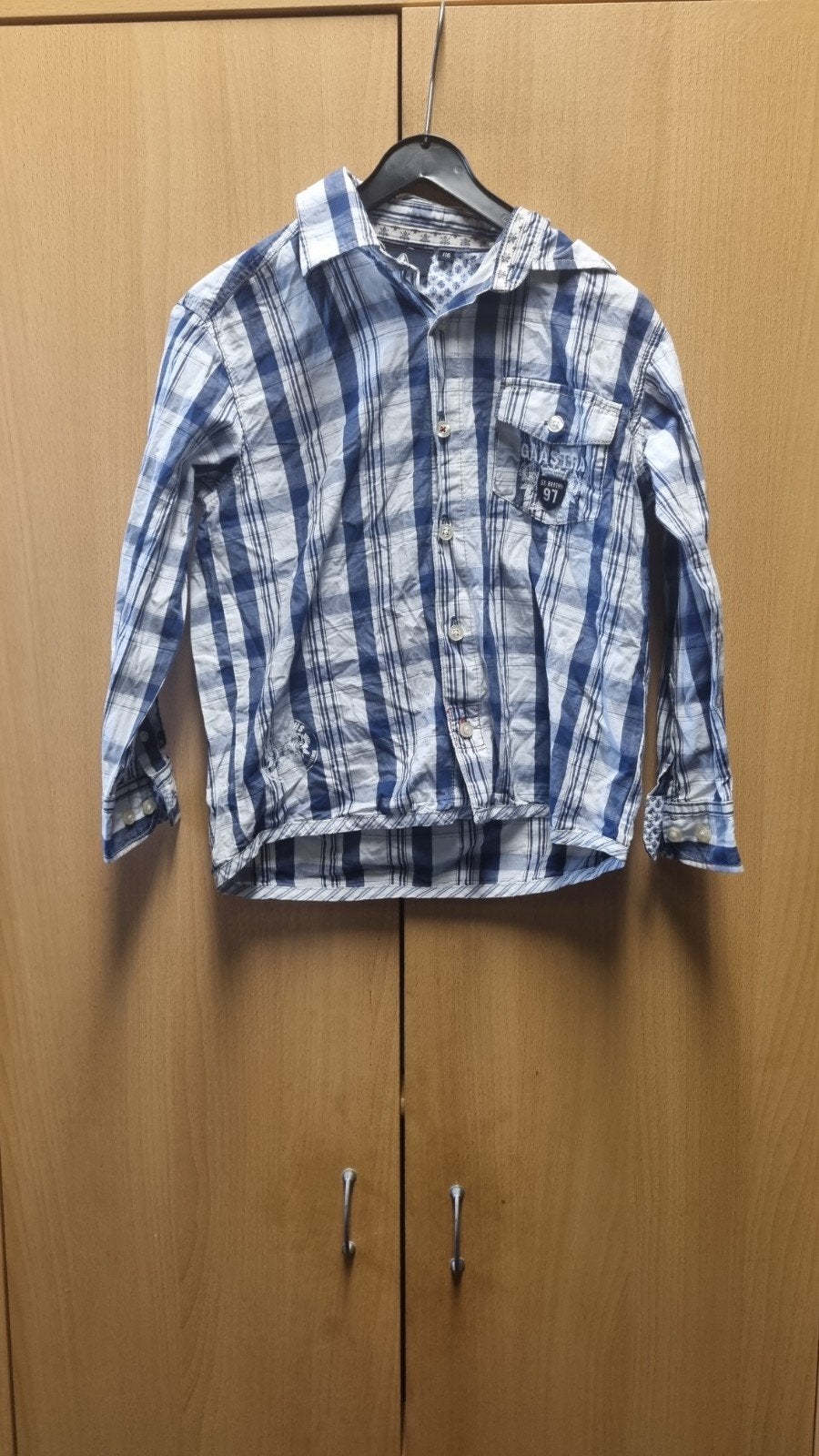Leuke blauw-witte blouse maat 116 met opdruk achterkant, Ophalen of Verzenden, Gebruikt, Jongen, Overhemd of Blouse
