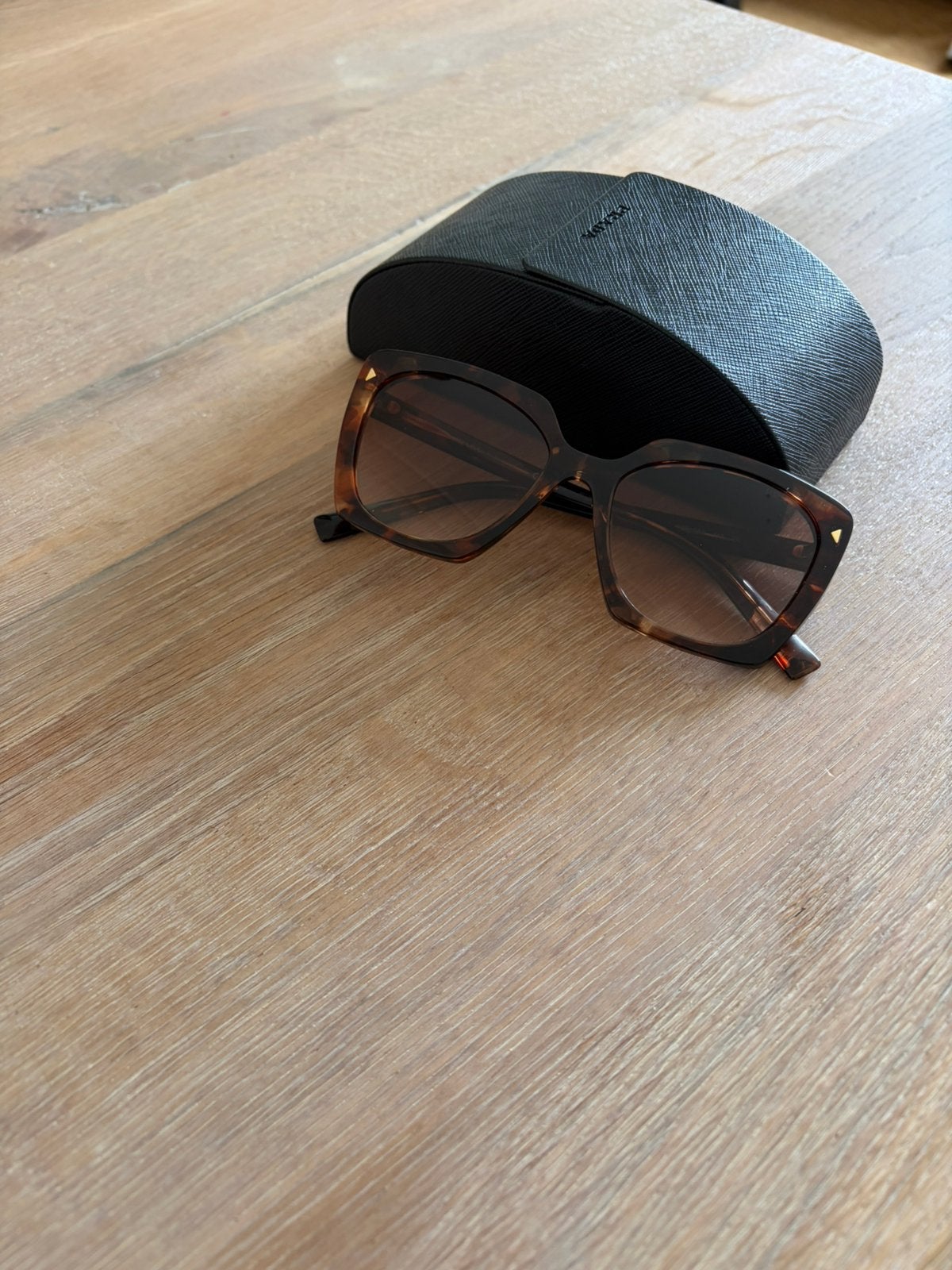 Prada zonnebril (als nieuw), Zonnebril, Ophalen of Verzenden, Zo goed als nieuw, Prada