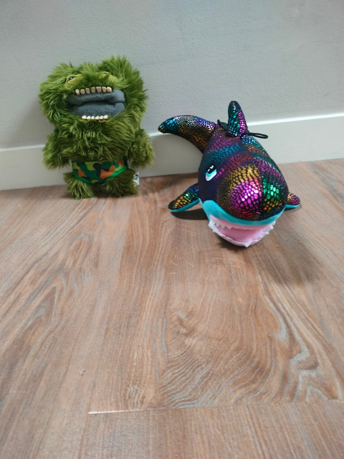 Leuke knuffels: Groen monster en kleurrijke haai, Ophalen, Overige typen, Zo goed als nieuw, Middelgroot (20 tot 80 cm)