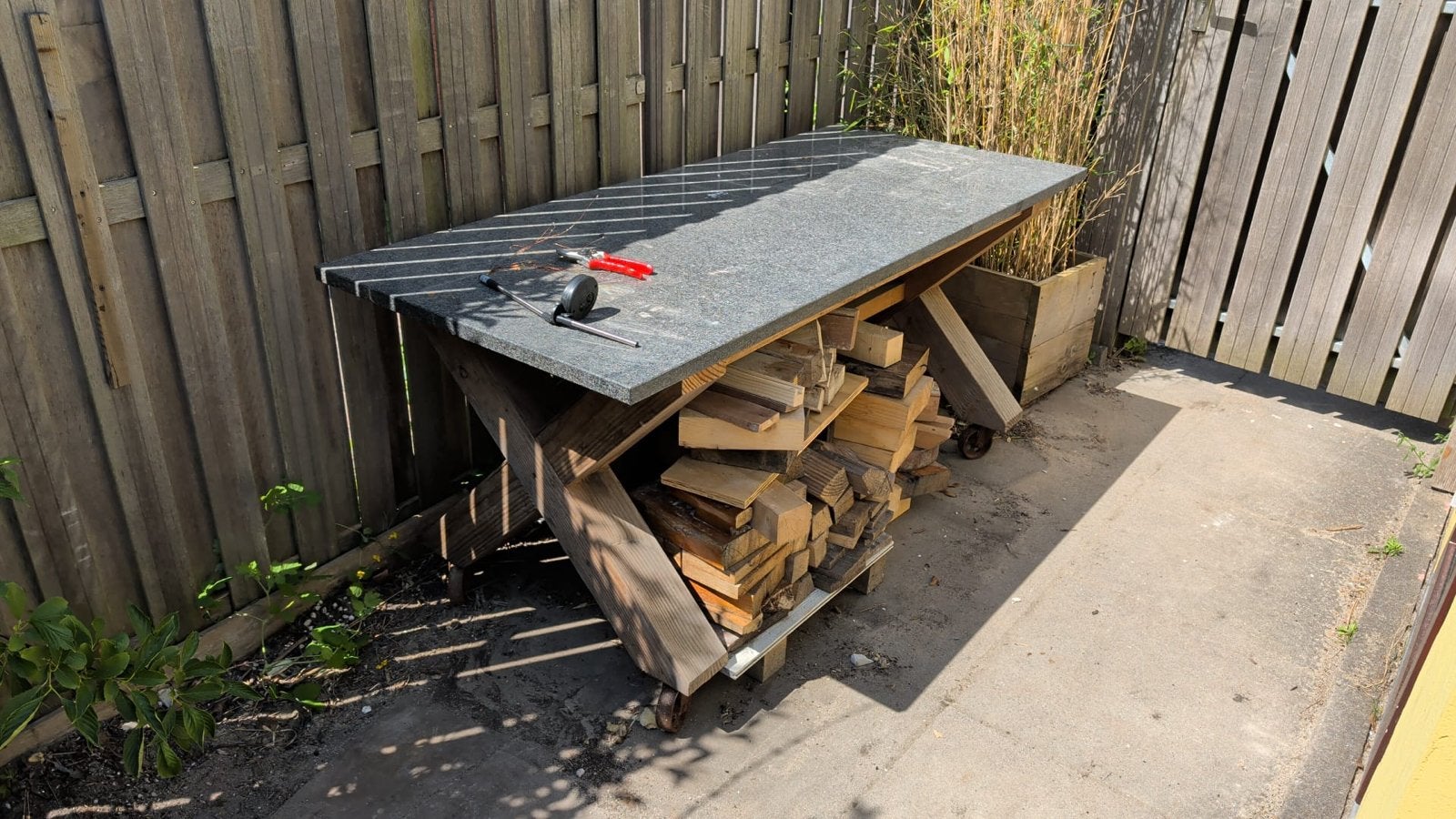 Zelfgemaakte tafel met zwart graniet en Douglas hout, Ophalen, 50 tot 100 cm, Zo goed als nieuw, 150 tot 200 cm