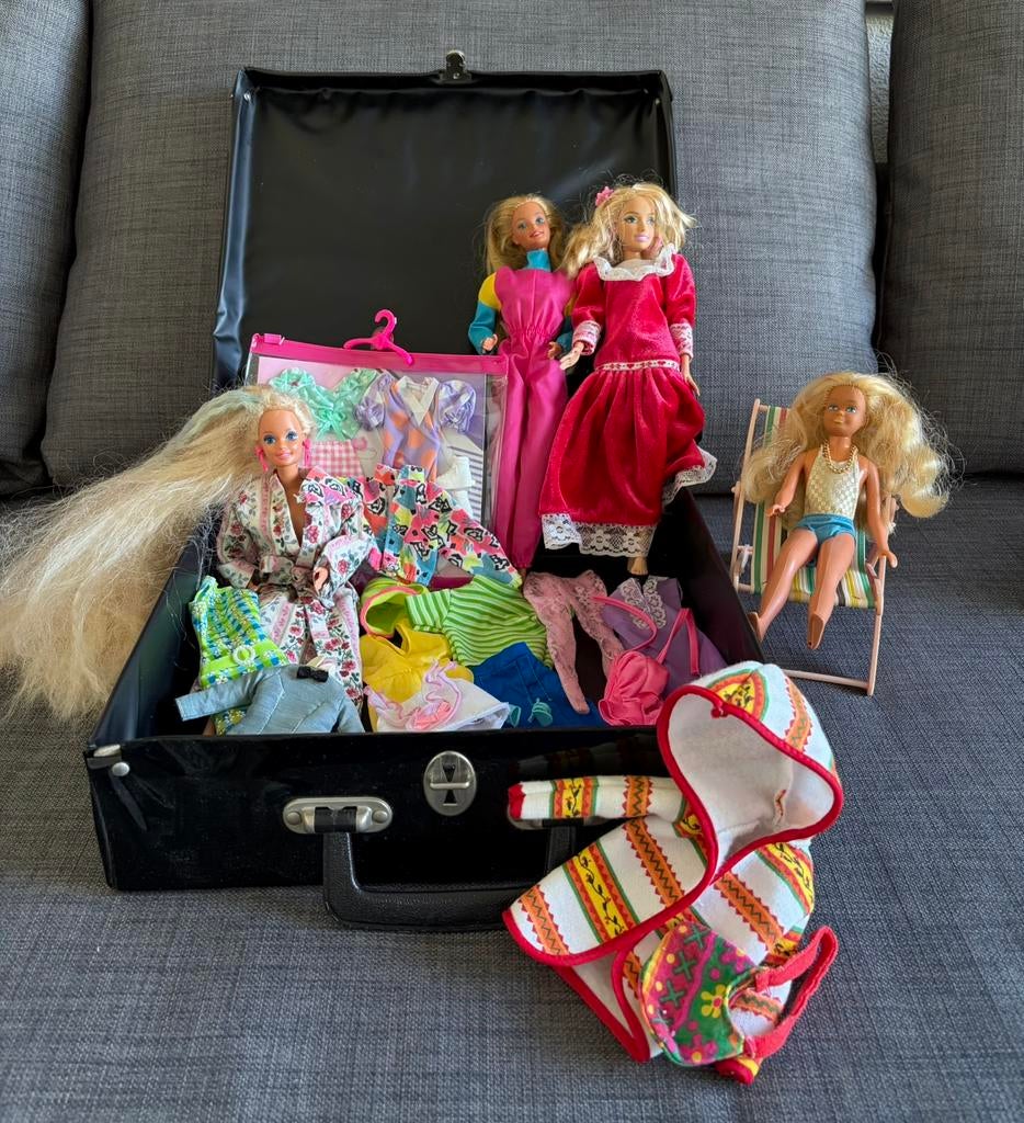 Vintage Barbies met kleertjes - schoentjes - sieraden, Verzamelen, Poppen, Ophalen of Verzenden, Zo goed als nieuw, Accessoires