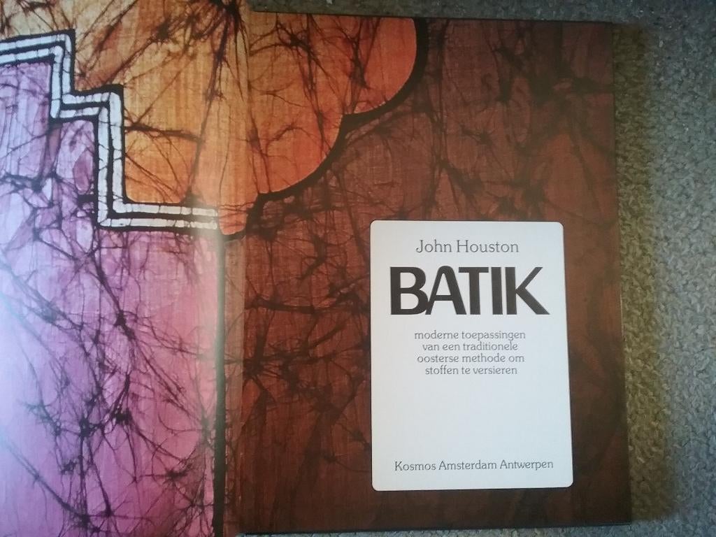 Batik, moderne toepassingen traditionele techniek (1977), Boeken, Mode, Gelezen, Studie en Technieken, Ophalen of Verzenden