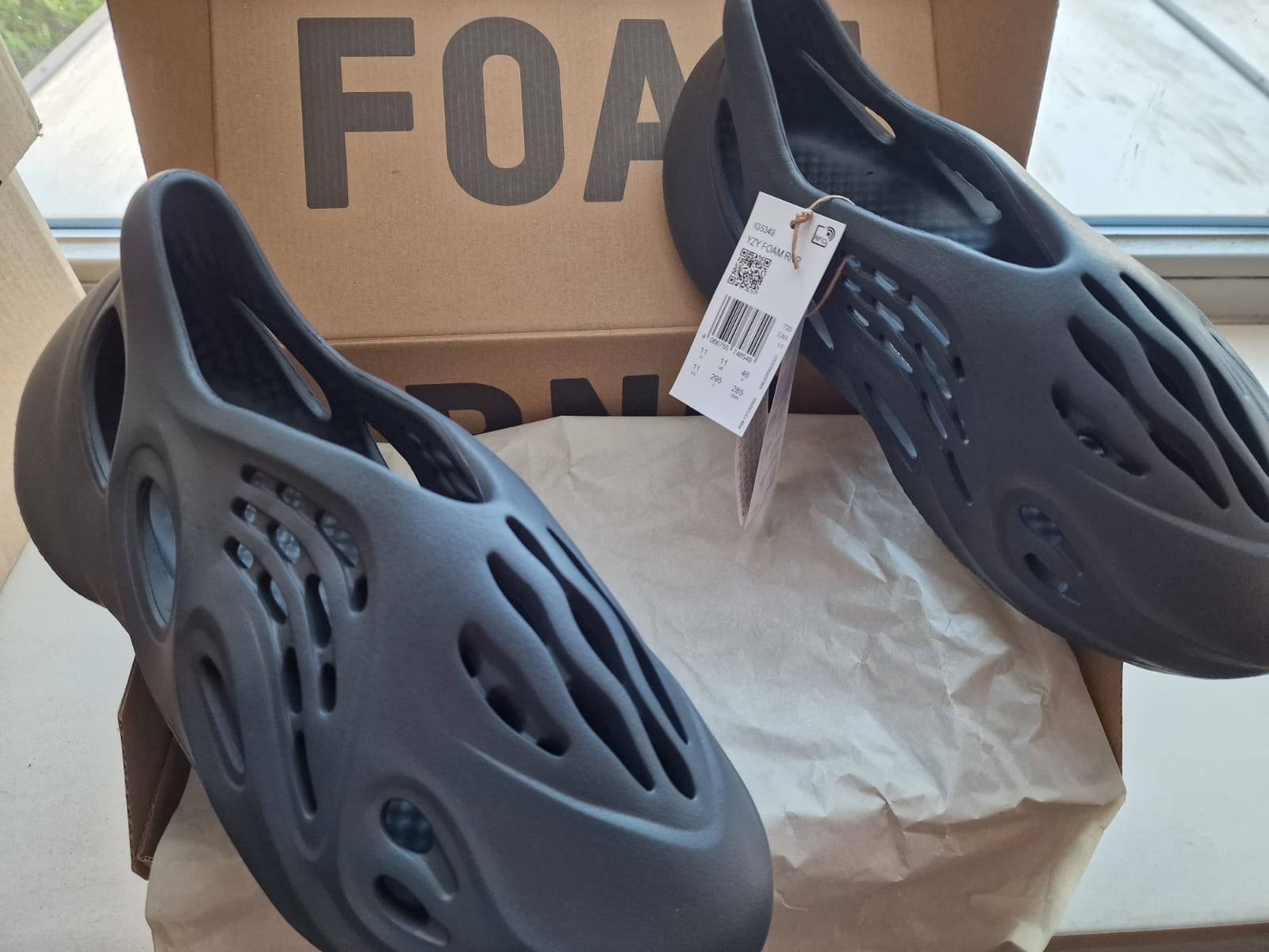 Yeezy Foam Runner Onyx - Maat 46 - Nieuw in doos, Ophalen of Verzenden, Nieuw, Zwart, Slippers
