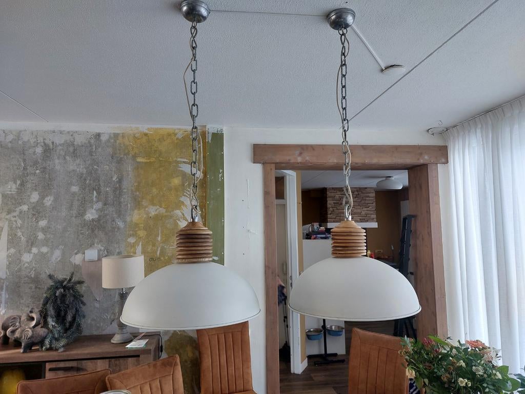 Set van 2 witte metalen hanglampen met houten details, Gebruikt, 50 tot 75 cm, Ophalen of Verzenden, Hout