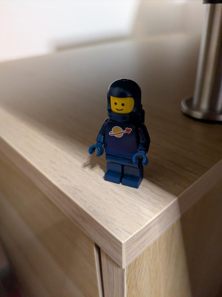 LEGO donkerblauwe spaceman minifiguur, Kinderen en Baby's, Speelgoed | Duplo en Lego, Ophalen of Verzenden, Zo goed als nieuw