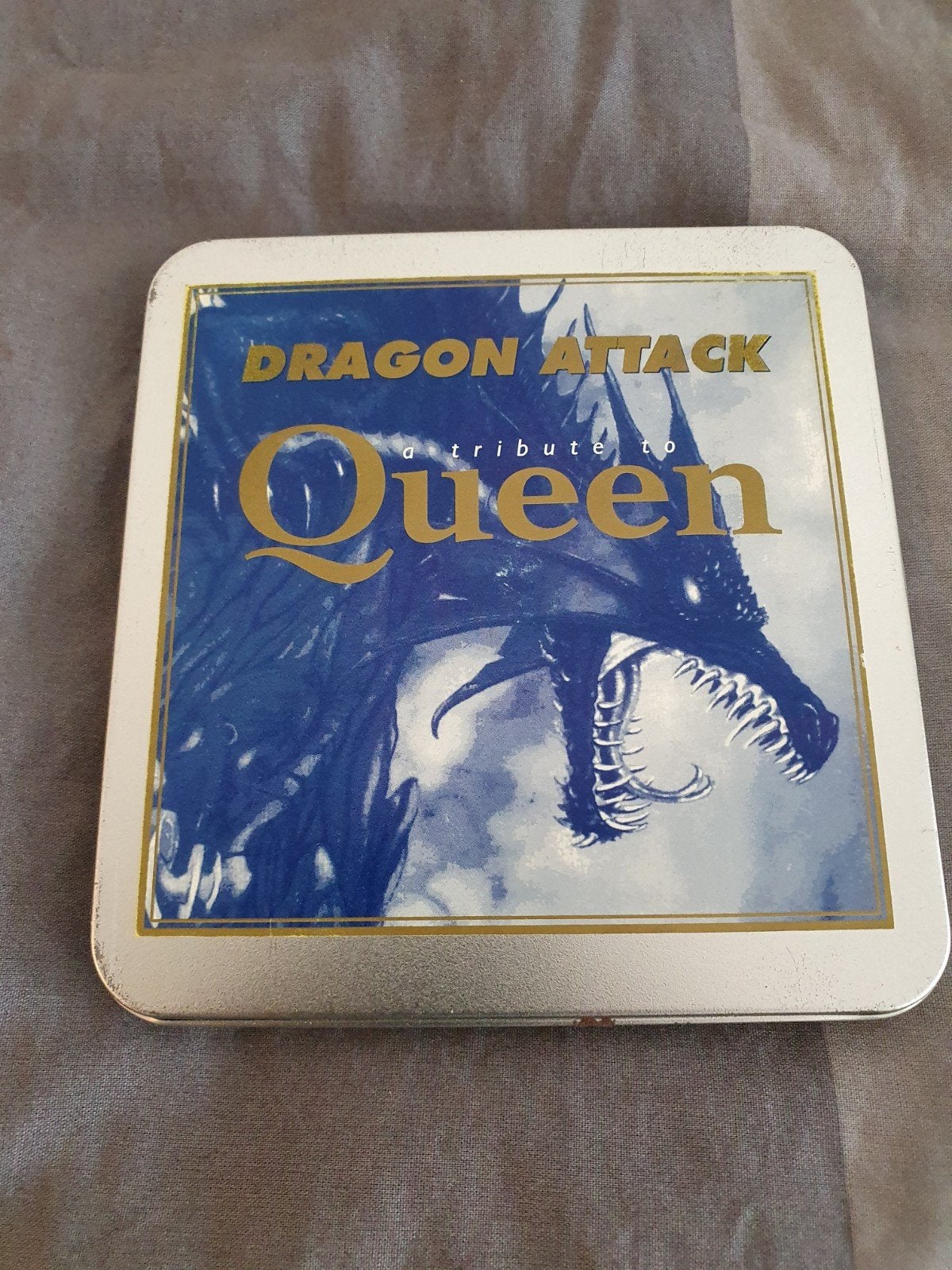 Queen cd TIN BOX - A Tribute to Queen, Cd's en Dvd's, Ophalen of Verzenden, Zo goed als nieuw, Poprock