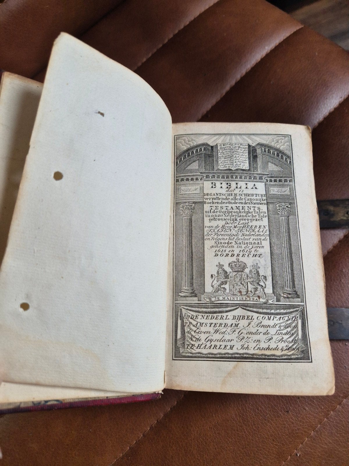 Antieke Bijbel met sloten - Dordrecht 1744, Antiek en Kunst, Ophalen, Diverse auteurs (Bijbel)