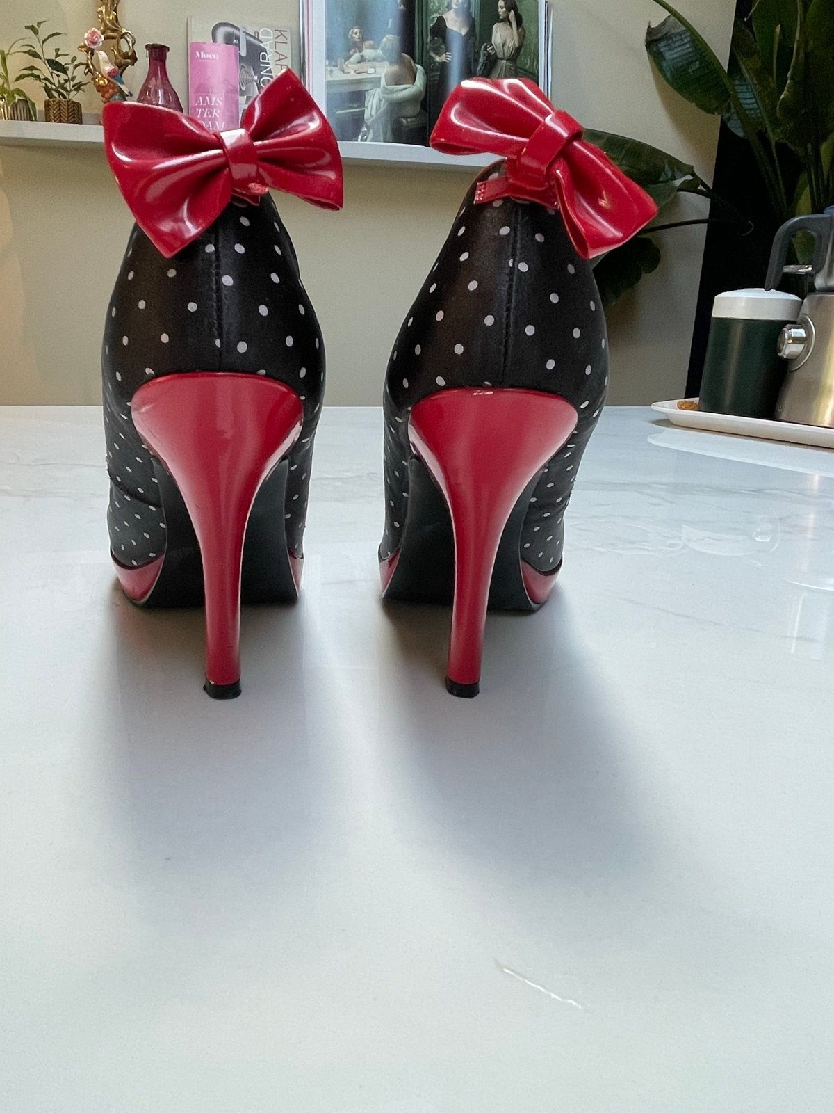 Zwarte pumps met rode stippen en strik, Ophalen, Zo goed als nieuw, Zwart, Pumps