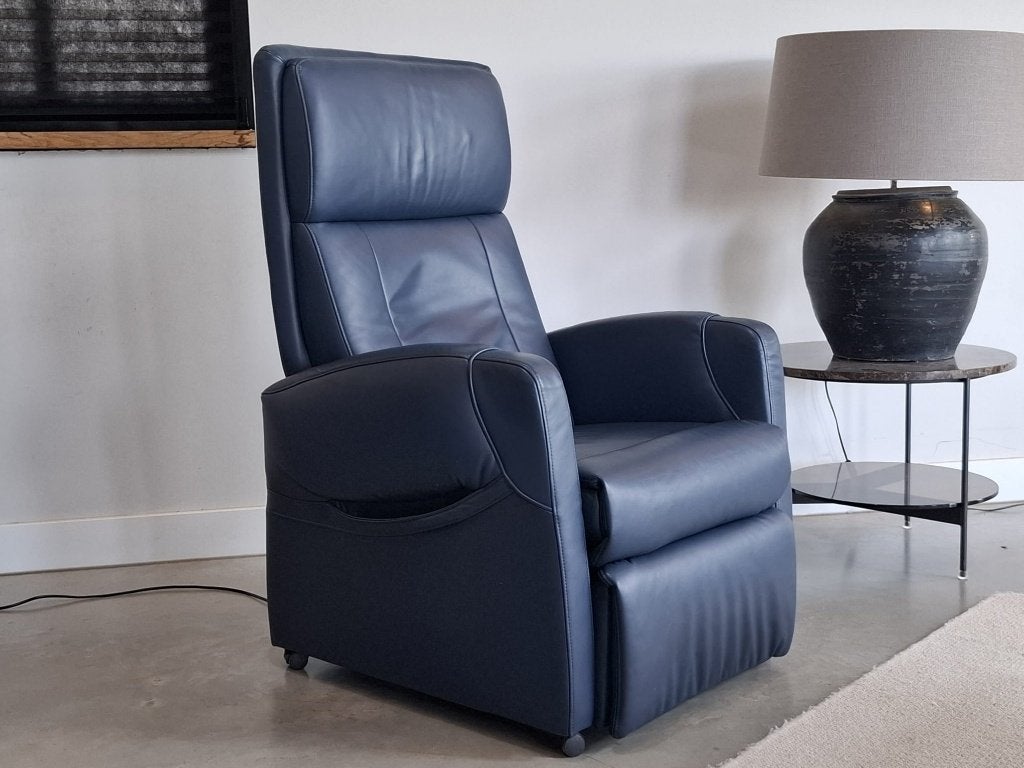 Foto 2 van Fitform Wellness 296 sta-opstoel blauw leer – als nieuw