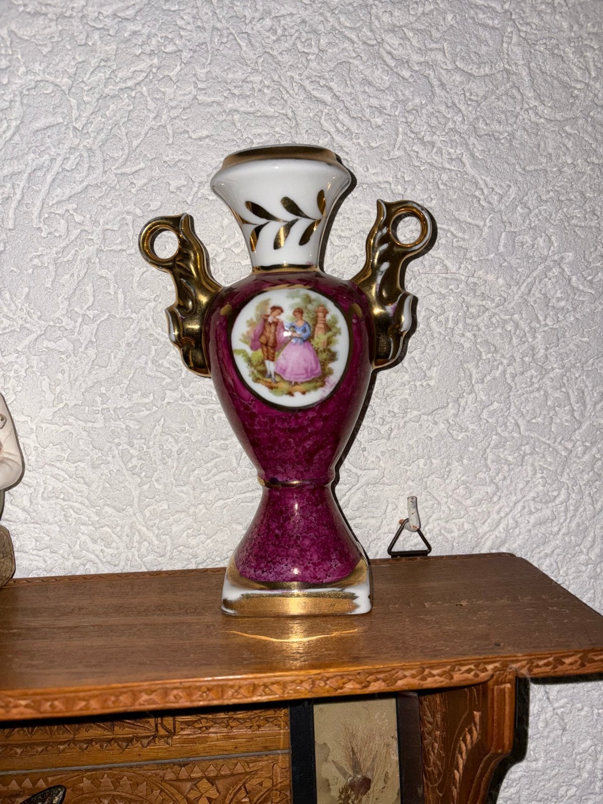 Vintage Limoges Vaas met Romantische Scène en Gouden Details, Antiek en Kunst, Antiek | Vazen, Ophalen of Verzenden