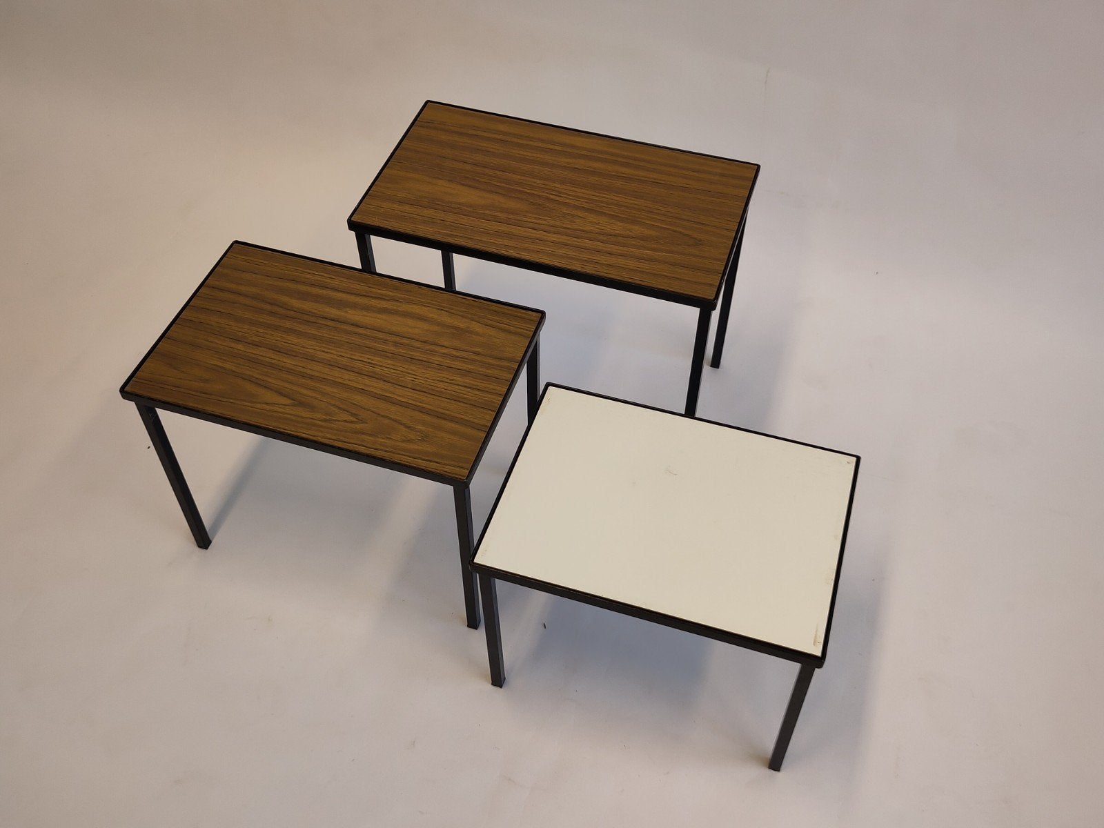 Vintage set tafeltjes miniset nesting tables metaal hout, Minder dan 45 cm, Minder dan 55 cm, Gebruikt, Metaal of Aluminium