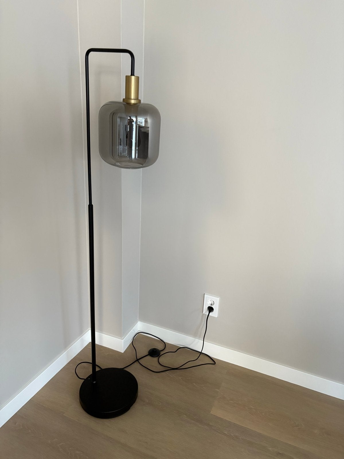 Stijlvolle Vloerlamp met Rookglas en Zwarte Afwerking, 100 tot 150 cm, Zo goed als nieuw, Metaal, E27 (groot)