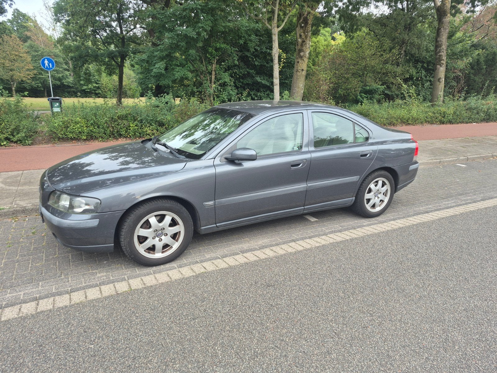 Te koop: Volvo S60 2.0 T AUT 2004 incl set winterbanden, 1984 cc, 179 pk, S60, Particulier