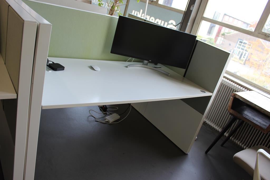 Elektrisch verstelbaar dubbelzijdig bureau akoestisch, Ophalen, In hoogte verstelbaar, Gebruikt