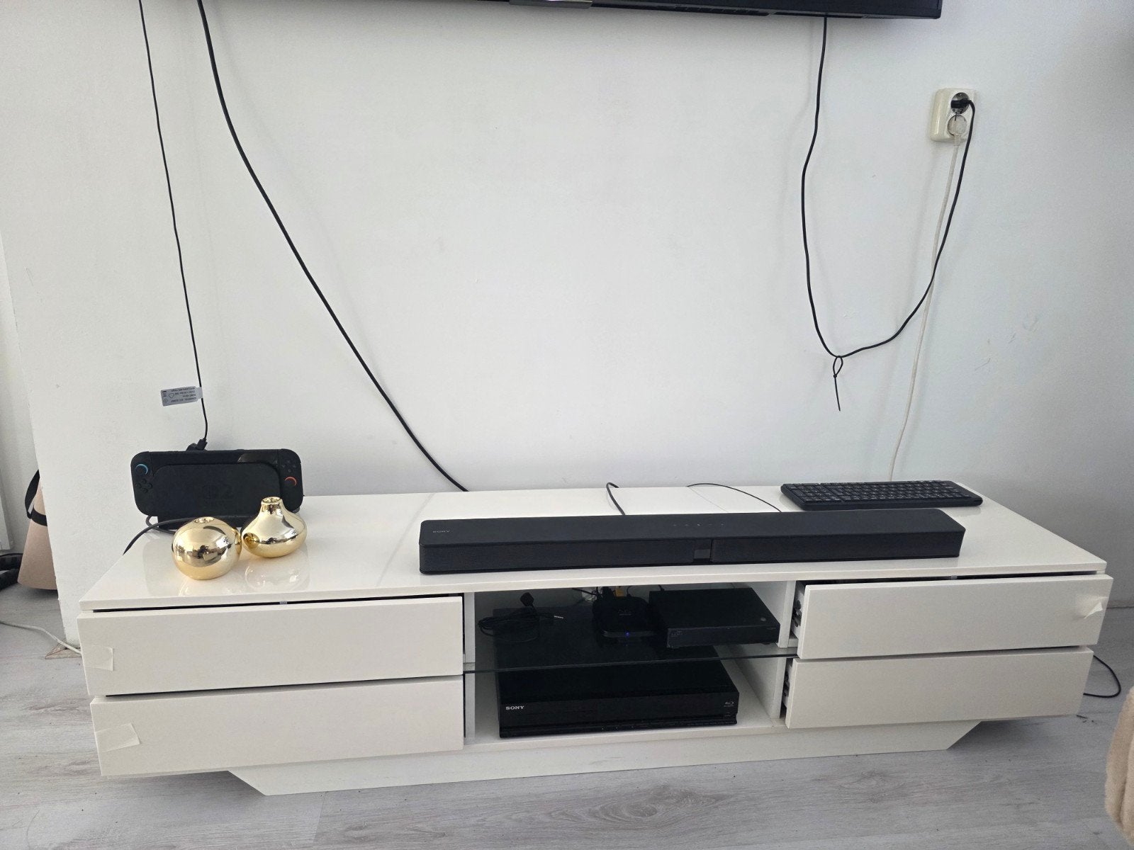 Glanswitte TV-kast met LED-verlichting en afstandsbediening, Gebruikt, 100 tot 150 cm, Ophalen of Verzenden, Minder dan 100 cm
