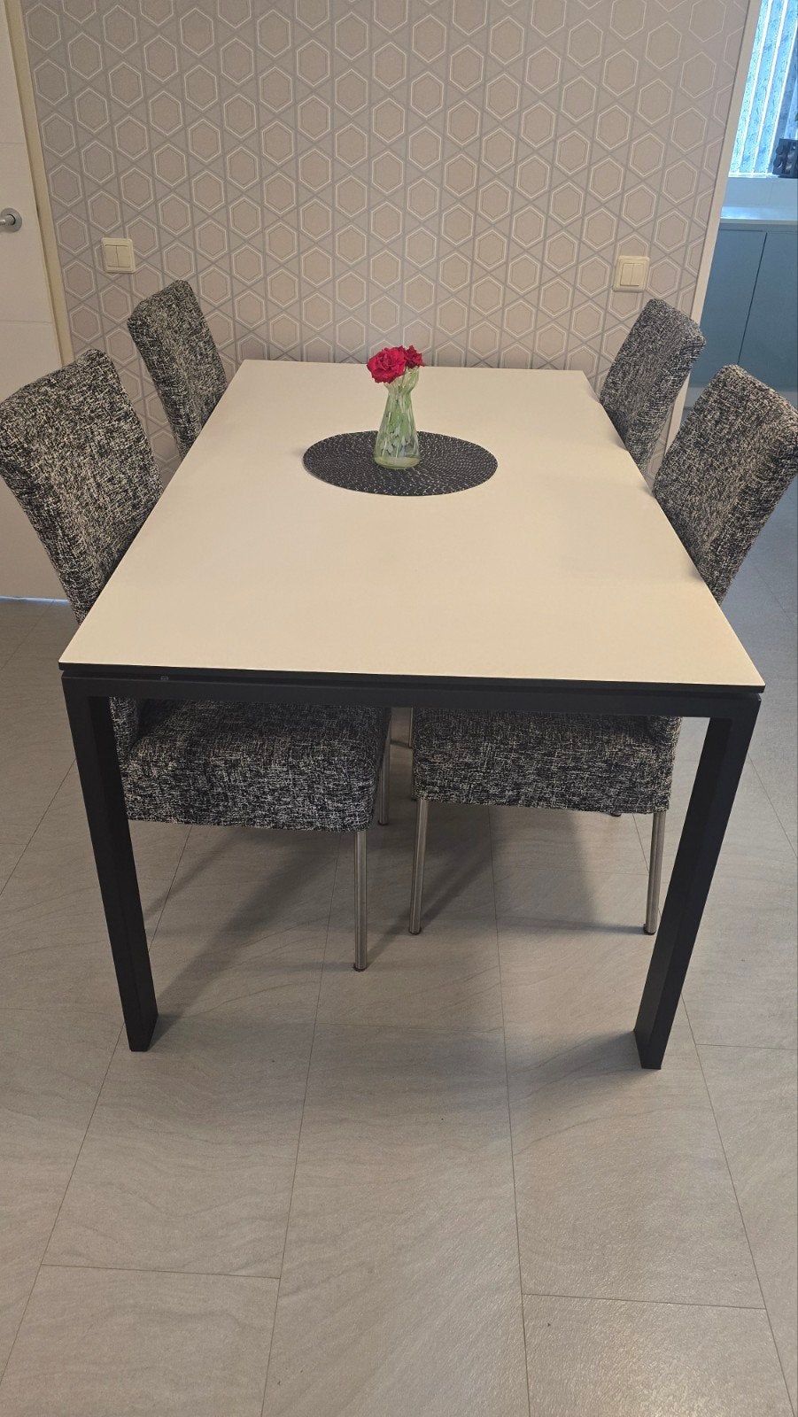 Moderne eettafel met lichte gebruikssporen, Huis en Inrichting, Tafels | Eettafels, Ophalen, Gebruikt, 100 tot 150 cm, Overige materialen