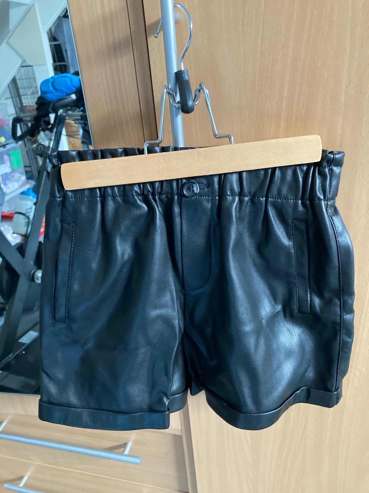 MNG Zwarte Leren Shorts - Maat 140 (M), Ophalen of Verzenden, Zo goed als nieuw