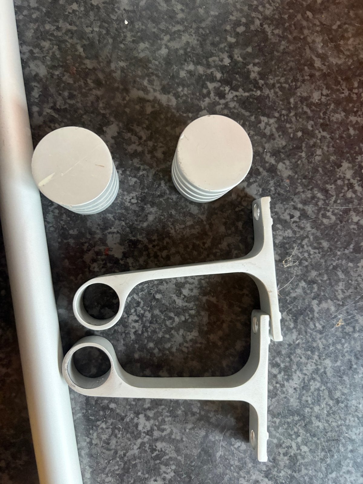 Gordijnroede met beugels en eindkappen 95 cm, Ophalen, Gebruikt, Grijs, Metaal